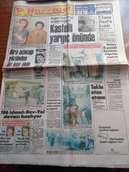 Hürriyet Gazetesi - 18 Ekim 1982 - Köy Çocuğu Yaşar Kemal'in Dayanılmaz Yükselişi - Gökhan Güney - Müşerref Tezcan - Perran Kutman - Müjdat Gezen - Selçuk Yula - Galatasaray Bursaspor'ı Yendi - Banker Kastelli Yargıç Önünde - 186 İdamlı Dev Yol Davası Başlıyor - Milli Güvenlik Konseyi İlk Gezisini Karadeniz Bölgesinde Yapacak - Bülend Ulusu Turgut Özal'a Kızdı