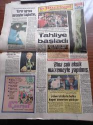 Hürriyet Gazetesi - 11 Ocak 1983 - Hülya Koçyiğit - Hüner Coşkuner - Müjde Ar -  Sezen Aksu - Türkiye'yi Temsil Eden Boksör Ali Çukur Avusturya Forması İle Hüznü Çakan İle Karşılaşıyor - İzmirspor Şampiyonluğa Gidiyor - Eroinci Fuat Yakalandı - Maliye Bakanı Adnan Başer Kafaoğlu Vergiden Kaçamazsınız - Kenan Evren 3 Üniversiteyi Ziyaret Etti - Ermeni Katiller İşi Gene Azıttı - Sakal Tartışması Danışma Meclisinde
