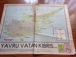 Hürriyet Gazetesi - 23 Temmuz 1974 - Yavru Vatan Kıbrıs Haritası - Yunan Mezalimi - Bu Vahşeti Unutmadık - Yunanlının Anadolu'daki Zulmünü Hatırlamayan Varsa Tarihe Baksın - Yılmaz Güney Salpa Yazı Dizisi - Bin Fenerli Ev Yazan Victoria Holt - Türk Kelebeği Hasan İzzettin Dinamo