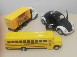 Yurt dışından alınma metal ingiliz model otobüs. Vosvos tosbağa metal polis arabası.üzerinde tipitip görselleri bulunan taşıyıcı kamyon tır 3 lü set halinde koleksiyon dekor nostalji hobi tasarım vintage süs aksesuar dekor hobi eğlence Hediyelik dekorluk retro model araçlar