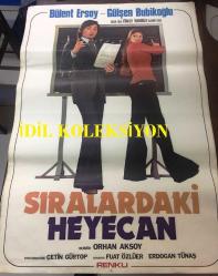 SIRALARDAKİ HEYECAN, 1976, FİLM AFİŞİ / POSTERİ - BÜYÜK BOY - ORİJİNAL - 100 X 68 cm EBADINDA - Original Turkish Big Size Movie Poster - Orhan Aksoy, Fuat Özlüer, Erdoğan Tünaş, Gülşen Bubikoğlu, Hulusi Kentmen, 	Nubar Terziyan, Bülent Ersoy, Şemsi İnkaya, Sami Hazinses, Türker İnanoğlu, ERLER FİLM
