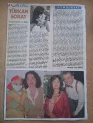 Türkan Şoray ile Beyaz-Kadir İnanır-Haluk Bilginer Çeşitli Gazete Dergi  Haber Sayfalarından kesilmiş 8 adet fotoğraflı 20*30cm boş arkalı önlü 2 sayfaya yapıştırılmıştır.