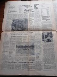 Cumhuriyet Gazetesi - 25 Eylül 1975 - Kurucusu Yunus Nadi - İlhan Selçuk - Oktay Akbal - Yaşar Kemal - Çocuklar İnsandır - Beşiktaş'ta Muhalefet Harekete Geçmek İçin Fenerbahçe Maçını Bekliyor - Didi Brezilya'da Özel Yaşantısı Nedeniyle Tutunamamıştır - - Uğur Mumcu - NATO Asamblesi Türkiye İle Yunanistan Arasında Arabuluculuk Yapacak - Süleyman Demirel - Kazlıçeşme'de 10 Fabrika Yandı