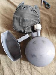 MATARA,  US AMERİKAN ASKERİ DAMGALI, YAZILI  SU MATARASI VE YEMEK KABI İLE,  ORİJİNAL DAMGALI KILIFI İLE KOLEKSİYONLUK,  KONDÜSYONU ÇOK İYİ BİR ÜRÜN..25x19 cm.