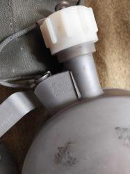 MATARA,  US AMERİKAN ASKERİ DAMGALI, YAZILI  SU MATARASI VE YEMEK KABI İLE,  ORİJİNAL DAMGALI KILIFI İLE KOLEKSİYONLUK,  KONDÜSYONU ÇOK İYİ BİR ÜRÜN..25x19 cm.