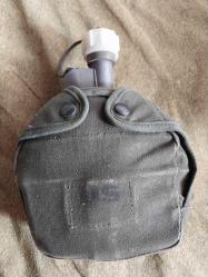 MATARA,  US AMERİKAN ASKERİ DAMGALI, YAZILI  SU MATARASI VE YEMEK KABI İLE,  ORİJİNAL DAMGALI KILIFI İLE KOLEKSİYONLUK,  KONDÜSYONU ÇOK İYİ BİR ÜRÜN..25x19 cm.