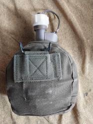 MATARA,  US AMERİKAN ASKERİ DAMGALI, YAZILI  SU MATARASI VE YEMEK KABI İLE,  ORİJİNAL DAMGALI KILIFI İLE KOLEKSİYONLUK,  KONDÜSYONU ÇOK İYİ BİR ÜRÜN..25x19 cm.