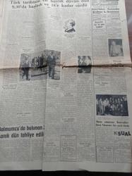 Cumhuriyet Gazetesi - 15 Ekim 1960 -  Türk Tarihinin En Büyük Davası Dün 9,30'da Başladı Ve 18'e Kadar Sürdü - Yassıada İntibaları Ne Yaptılar Yazan Cevat Fehmi Başkut- Yassıada İntibaları Nasıldılar Yazan Yaşar Kemal - Adnan Menderes Hakim Huzurunda Şikayette Bulunuyor - Celal Bayar'ın Gözleri Kin Doluydu -- Öğleden Sonra Köpek Davası Başladı Netice Bugüne Kaldı