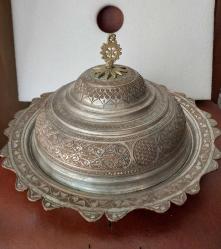 BAKIR TABAK, KOMPLE EL İŞÇİLİĞİ İLE SÜSLENMİŞ KAPAKLI PİLAV TABAĞI,  MUHTEŞEM GÖRSELLİĞİ OLAN AĞIR , KOLEKSİYONLUK BİR ÜRÜNDÜR..