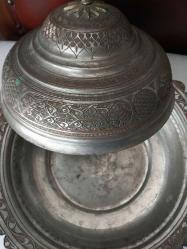 BAKIR TABAK, KOMPLE EL İŞÇİLİĞİ İLE SÜSLENMİŞ KAPAKLI PİLAV TABAĞI,  MUHTEŞEM GÖRSELLİĞİ OLAN AĞIR , KOLEKSİYONLUK BİR ÜRÜNDÜR..