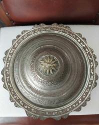 BAKIR TABAK, KOMPLE EL İŞÇİLİĞİ İLE SÜSLENMİŞ KAPAKLI PİLAV TABAĞI,  MUHTEŞEM GÖRSELLİĞİ OLAN AĞIR , KOLEKSİYONLUK BİR ÜRÜNDÜR..