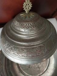 BAKIR TABAK, KOMPLE EL İŞÇİLİĞİ İLE SÜSLENMİŞ KAPAKLI PİLAV TABAĞI,  MUHTEŞEM GÖRSELLİĞİ OLAN AĞIR , KOLEKSİYONLUK BİR ÜRÜNDÜR..