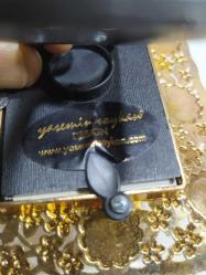 K81-----YASEMİN SOYKAN DESİNG ALTIN RENGİ AYAKLI ÇERÇEVELİ SÜS