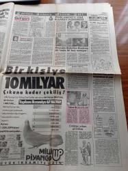Gölge Adam  Gazetesi - 27 Aralık 3 Ocak 1989 - Nilüfer Apaydın-Sibel Tan-Doktor Şahika Yüksel:Kadınlarınen büyük sorunu cinsel doyumsuzluk-Rüya Çağla-İşte Sabancı Katliamı - Büyükçekmece'deki Akçimento Fabrikası - Kalamış'taki Tarihi Koru - Kaşıkçı Eğitim Bursu - Devlet Bakanı Adnan Kahveci'nin Siyasete Atılacak Gençlere Önerileri - Türkiye'deki Masonların Lideri Orhan Alsaç - Ayak Tabanına Yapılan Masajla Vücut Ağrıları Yok Ediliyor - Sovyetler Birliğinde Konut Sorunu Yazı Dizisi - Devlet Bakanı Mehmet Yazar - Parlamento Gibi Galatasaray Kongresi - Mesut Yılmaz - Hüsamettin Cindoruk - Fikri Sağlar- Beyoğlu Belediye Başkanı Haluk Öztürk