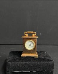PİRİNÇ ÖZEL KUTUSUNDA  KOLEKSİYONLUK MİNYATÜR MASA SAATİ 670