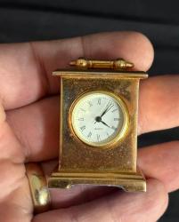 PİRİNÇ ÖZEL KUTUSUNDA  KOLEKSİYONLUK MİNYATÜR MASA SAATİ 670