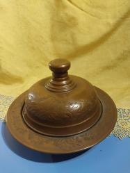 BAKIR TABAK, KOMPLE EL İŞÇİLİĞİ İLE SÜSLENMİŞ KAPAKLI PİLAV TABAĞI,  MUHTEŞEM GÖRSELLİĞİ OLAN AĞIR , KOLEKSİYONLUK BİR ÜRÜNDÜR..