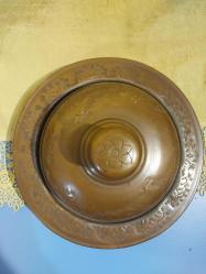 BAKIR TABAK, KOMPLE EL İŞÇİLİĞİ İLE SÜSLENMİŞ KAPAKLI PİLAV TABAĞI,  MUHTEŞEM GÖRSELLİĞİ OLAN AĞIR , KOLEKSİYONLUK BİR ÜRÜNDÜR..