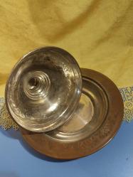 BAKIR TABAK, KOMPLE EL İŞÇİLİĞİ İLE SÜSLENMİŞ KAPAKLI PİLAV TABAĞI,  MUHTEŞEM GÖRSELLİĞİ OLAN AĞIR , KOLEKSİYONLUK BİR ÜRÜNDÜR..