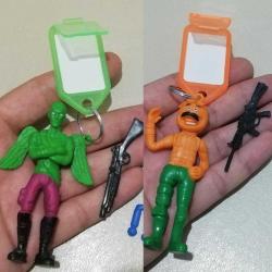 Fortnite figür oyuncak anahtarlık set yanında savaş dövüş ekipmanları ve fotoğraf çerçevesi plastik anahtarlıklarda hediye hepsi birlikte koleksiyon dekor hediye nostalji tasarım süs hobi eğlence vintage aksesuar promosyon reklam Hediyelik dekorluk retro yeşil turuncu