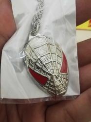 Marvel Spiderman Örümcek Adam metal figür ve 1941 ford pickup metal model araba set Sıfır paketli kutusunda yanında gümüş kaplama kolye ve ahşap duvar süs ü mini poster afiş koleksiyon dekor hediye nostalji tasarım süs hobi eğlence vintage aksesuar promosyon reklam Hediyelik dekorluk retro