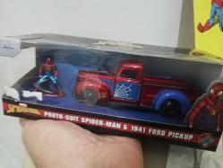Marvel Spiderman Örümcek Adam metal figür ve 1941 ford pickup metal model araba set Sıfır paketli kutusunda yanında gümüş kaplama kolye ve ahşap duvar süs ü mini poster afiş koleksiyon dekor hediye nostalji tasarım süs hobi eğlence vintage aksesuar promosyon reklam Hediyelik dekorluk retro