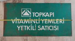 DEMİR TABELA, TOPKAPI VİTAMİNLİ YEM BAYİİ ESKİ DEMİR SAÇ TABELASI..