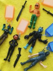 Fortnite figür oyuncak anahtarlık set yanında savaş dövüş ekipmanları ve fotoğraf çerçevesi plastik anahtarlıklarda hediye hepsi birlikte koleksiyon dekor hediye nostalji tasarım süs hobi eğlence vintage aksesuar promosyon reklam Hediyelik dekorluk retro