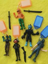 Fortnite figür oyuncak anahtarlık set yanında savaş dövüş ekipmanları ve fotoğraf çerçevesi plastik anahtarlıklarda hediye hepsi birlikte koleksiyon dekor hediye nostalji tasarım süs hobi eğlence vintage aksesuar promosyon reklam Hediyelik dekorluk retro
