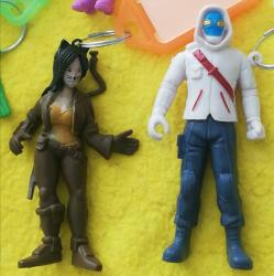 Fortnite figür oyuncak anahtarlık set yanında savaş dövüş ekipmanları ve fotoğraf çerçevesi plastik anahtarlıklarda hediye hepsi birlikte koleksiyon dekor hediye nostalji tasarım süs hobi eğlence vintage aksesuar promosyon reklam Hediyelik dekorluk retro