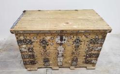 OSMANLI DÖNEMİ KABARALI FİL AYAKLI AHŞAP ÇEYİZ SANDIĞI