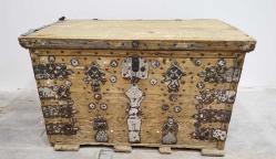 OSMANLI DÖNEMİ KABARALI FİL AYAKLI AHŞAP ÇEYİZ SANDIĞI