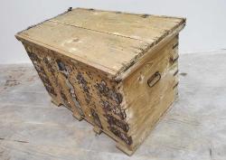 OSMANLI DÖNEMİ KABARALI FİL AYAKLI AHŞAP ÇEYİZ SANDIĞI