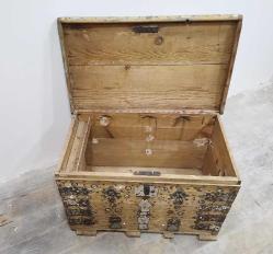 OSMANLI DÖNEMİ KABARALI FİL AYAKLI AHŞAP ÇEYİZ SANDIĞI