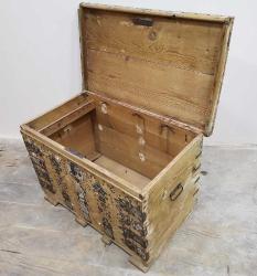 OSMANLI DÖNEMİ KABARALI FİL AYAKLI AHŞAP ÇEYİZ SANDIĞI