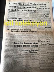 İSTANBUL VAKİT GAZETESİ YEREL TAŞRA BASINI ---6 Ocak 1962 Yıl :48 Sayı :13067--Milletvekili aylıklarını tespit  meselesi etrafında cereyan eden  hadiseler , Parlemento müzakerelerinde halk efkarının  kuvvetini  ve bir Anayasa mahkemesi lüzumunu  göstermiştir --İsmet İnönü ---İşçi Davası :Asım Us --1962 Berlin Meselesi -- 147 'lerle ilgili  hükümet tasarısı --1962 Senesine Ait İthalat  Programı Balkanlar Kurulunca Kabul Olunmuştur --1961 yılının dikkati çeken  olayları yazan :Kemal Akman --Müşterek Pazarda 2. Safha --Mükrimin Halil Hoca --İngilizlere Esir Düşen Bir Alman Pilot Nasıl Kaçmıştı --Tüccar Yeni yılda Bekledikleri  Temenniler 14 Nokta da Toplanıyor --Milli Eğitim Şurası Toplanıyor --Av Tüfeklerinin İadesi Emri Geldi  Yaban Domuzları  zararlı ve faydalı  tarafları  :Turhan  Tamerler --