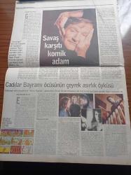 Radikal İki Gazetesi - 27 Ekim 2002 - Yeni Küçük Liseli Kız Fantezisi - Savaş Karşıtı Komik Adam Robin Williams - Cadılar Bayramı - Damardan CHP'li Kemal Derviş Fotoğrafı - Bumerang Sendromu - Good Food Ayı - Avril Lavigne - Azınlığa Verilen Hak - Yıldırım Türker - Ahmet İnsel - Sema Öğünlü - Erol Göka - Elif Şafak - Elvan Uysal - Orhan Kahyaoğlu - İsmail Cem - Hüsamettin Özkan