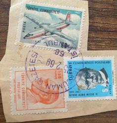 Mektup Zarfından Kesilmiş  / Postadan Geçmiş Üçlü Pul Filateli - Tercüman Gazetesi, 25 Şubat 1969 Damgalı - ATATÜRK, 150 KURUŞ / UÇAK, 60 KURUŞ / DR. BESİM ÖMER AKALIN, 5 KURUŞ-  Türkiye Cumhuriyeti