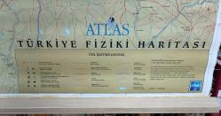 HARİTA: Atlas Türkiye Fiziki Haritası, 1 / 900.000 [Birleştirilmiş 3 Parça, Sırtı Bezli, Çıtalı]