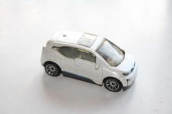 MATCHBOX MB1039 2015 BMW İ3  OYUNCAK ARABA KOLLESKİYON (( ISIMSIZ DEMIR RAF KUTU