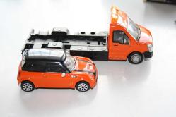 bburago mini cooper S 1/43 ARABA VE ÇEKİCİ Sİ İLE BERABER       OYUNCAK ARABA KOLLESKİYON (( YENİ RAF