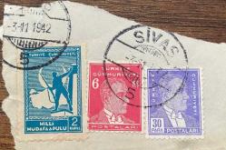 Mektup Zarfından Kesilmiş  / Postadan Geçmiş Üçlü Pul Filateli - Sivas, 3 Kasım 1942 Damgalı - MİLLİ MÜDAFAA, 2 KURUŞ / ATATÜRK, 6 KURUŞ /ATATÜRK, 30 PARA -  Türkiye Cumhuriyeti