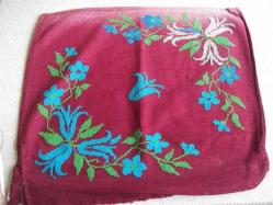 ETAMİN ÜZERİNE KANAVİÇE İŞLEMELİ - KIRLENT - 50X58 CM - ÜST KISMINDA RENK SOLMASI VARDIR- BURSA ÇEVRESİNDEN