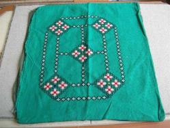 ETAMİN ÜZERİNE KANAVİÇE İŞLEMELİ - KIRLENT - 56X58 CM- BURSA ÇEVRESİNDEN