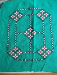 ETAMİN ÜZERİNE KANAVİÇE İŞLEMELİ - KIRLENT - 56X58 CM- BURSA ÇEVRESİNDEN