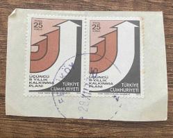 Mektup Zarfından Kesilmiş  / Postadan Geçmiş İkili Pul Filateli - 28 Aralık 1977 Damgalı - ÜÇÜNCÜ 5 YILLIK KALKINMA PLANI PULU, 25 KURUŞ -  Türkiye Cumhuriyeti