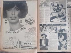 7 Gün Haftalık Aktüalite Sinema Tiyatro Müzik ve Magazin Dergisi - 21 Eylül 1969 - Ajda Pekkan - Okuma Yazma Bilmeyenler Sesli Mektup Gönderiyor - Bir Zenci İlk Defa Beyaz Oldu - Ölümsüz Hikayesi - L. Trinlignant - İrene Papas - Pierre Dux - Jacques Perrin - Engin Cezzar Yolun Yarısında - Leyla Gencer - Gülriz Sururi - Bütün Dünyada Seks Çılgınlığı Polisi Bile Şaşırttı - Ajda Pekkan Yorgun Bezgin Ama Gelecekten Çok Ümitli - Bilmece Bulmaca - Ulvi Okar - İpi Çekince Ne Olacak - Bekleyiş Hikayesi - Arın Göktan - Puro Sabun Reklamı - Türklerin Türk Yemeklerinin ve Atatürk'ün Hayranı Bir İngiliz: Lady Harris - Beyaz Perde Unutulmayan İsimler - Bir Yandan Hafif Müzik - Bir Yandan Alaturka - Bir Yandan Çocukları - Bir Yandan Bestelerle 24 Saati de Dolu Bir Sanatçı Nesrin Sipahi fotoğraf ve haberi - Tam Takım Dergi