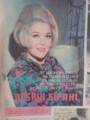 7 Gün Haftalık Aktüalite Sinema Tiyatro Müzik ve Magazin Dergisi - 21 Eylül 1969 - Ajda Pekkan - Okuma Yazma Bilmeyenler Sesli Mektup Gönderiyor - Bir Zenci İlk Defa Beyaz Oldu - Ölümsüz Hikayesi - L. Trinlignant - İrene Papas - Pierre Dux - Jacques Perrin - Engin Cezzar Yolun Yarısında - Leyla Gencer - Gülriz Sururi - Bütün Dünyada Seks Çılgınlığı Polisi Bile Şaşırttı - Ajda Pekkan Yorgun Bezgin Ama Gelecekten Çok Ümitli - Bilmece Bulmaca - Ulvi Okar - İpi Çekince Ne Olacak - Bekleyiş Hikayesi - Arın Göktan - Puro Sabun Reklamı - Türklerin Türk Yemeklerinin ve Atatürk'ün Hayranı Bir İngiliz: Lady Harris - Beyaz Perde Unutulmayan İsimler - Bir Yandan Hafif Müzik - Bir Yandan Alaturka - Bir Yandan Çocukları - Bir Yandan Bestelerle 24 Saati de Dolu Bir Sanatçı Nesrin Sipahi fotoğraf ve haberi - Tam Takım Dergi
