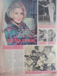 7 Gün Haftalık Aktüalite Sinema Tiyatro Müzik ve Magazin Dergisi - 21 Eylül 1969 - Ajda Pekkan - Okuma Yazma Bilmeyenler Sesli Mektup Gönderiyor - Bir Zenci İlk Defa Beyaz Oldu - Ölümsüz Hikayesi - L. Trinlignant - İrene Papas - Pierre Dux - Jacques Perrin - Engin Cezzar Yolun Yarısında - Leyla Gencer - Gülriz Sururi - Bütün Dünyada Seks Çılgınlığı Polisi Bile Şaşırttı - Ajda Pekkan Yorgun Bezgin Ama Gelecekten Çok Ümitli - Bilmece Bulmaca - Ulvi Okar - İpi Çekince Ne Olacak - Bekleyiş Hikayesi - Arın Göktan - Puro Sabun Reklamı - Türklerin Türk Yemeklerinin ve Atatürk'ün Hayranı Bir İngiliz: Lady Harris - Beyaz Perde Unutulmayan İsimler - Bir Yandan Hafif Müzik - Bir Yandan Alaturka - Bir Yandan Çocukları - Bir Yandan Bestelerle 24 Saati de Dolu Bir Sanatçı Nesrin Sipahi fotoğraf ve haberi - Tam Takım Dergi