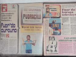 TV'DE 7 Gün Haftalık Aktüalite Sinema Tiyatro Müzik ve Magazin Dergisi -1 Eylül 1975 - Neşe Karaböcek - Ali Rıza Binboğa - İlhan Daner - İlhan İrem - Halit Akçatepe - Fuar'da Curcuna - Can Akbel - Nejat Uygur - İzmir'de TV'nin bir çocuğu oldu - Bu Kış Ekranda Hangi Yabancı Dizileri Seyredeceğiz - Martin Landau - Jery Lewis - Christopher Neame - Yaşar Yaşamaz Reklamlarda Oynayacak - Kaptan Kirk - Haluk Şahin - Çetin Çeki - Erol Aksoy - Necdet Gülşen - Arçelik Çamaşır Makinesi Reklamı - Fuar'da Olay Vardı, Tülay Vardı - Halit Akçatepe - İlhan Daner - Stüdyo İstanbul 25 Eylül'de Başlıyor - Sevda Karaca - Semiha Yankı - Seyyal Taner - Ayla Dikmen Fuarda Niçin Sahneye Çıkmadı - Oğlunu Bir Gün Gördü ve Cezayir'e Uçu - Andre Belgat - Tahsin Öztin - 40 Milyon İnsan Spor Seviyor Mu Acaba? - Ve Uğur Dündar İlk Filmine Başladı - Şahin Gültekin - Levent Kırca - Enis Fosforoğlu - Alev Yamaç - Erol Aksoy - Levent Ural fotoğraf ve haberi - Tam Takım Dergi